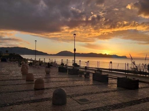 Trappeto zwischen Himmel und Wasser